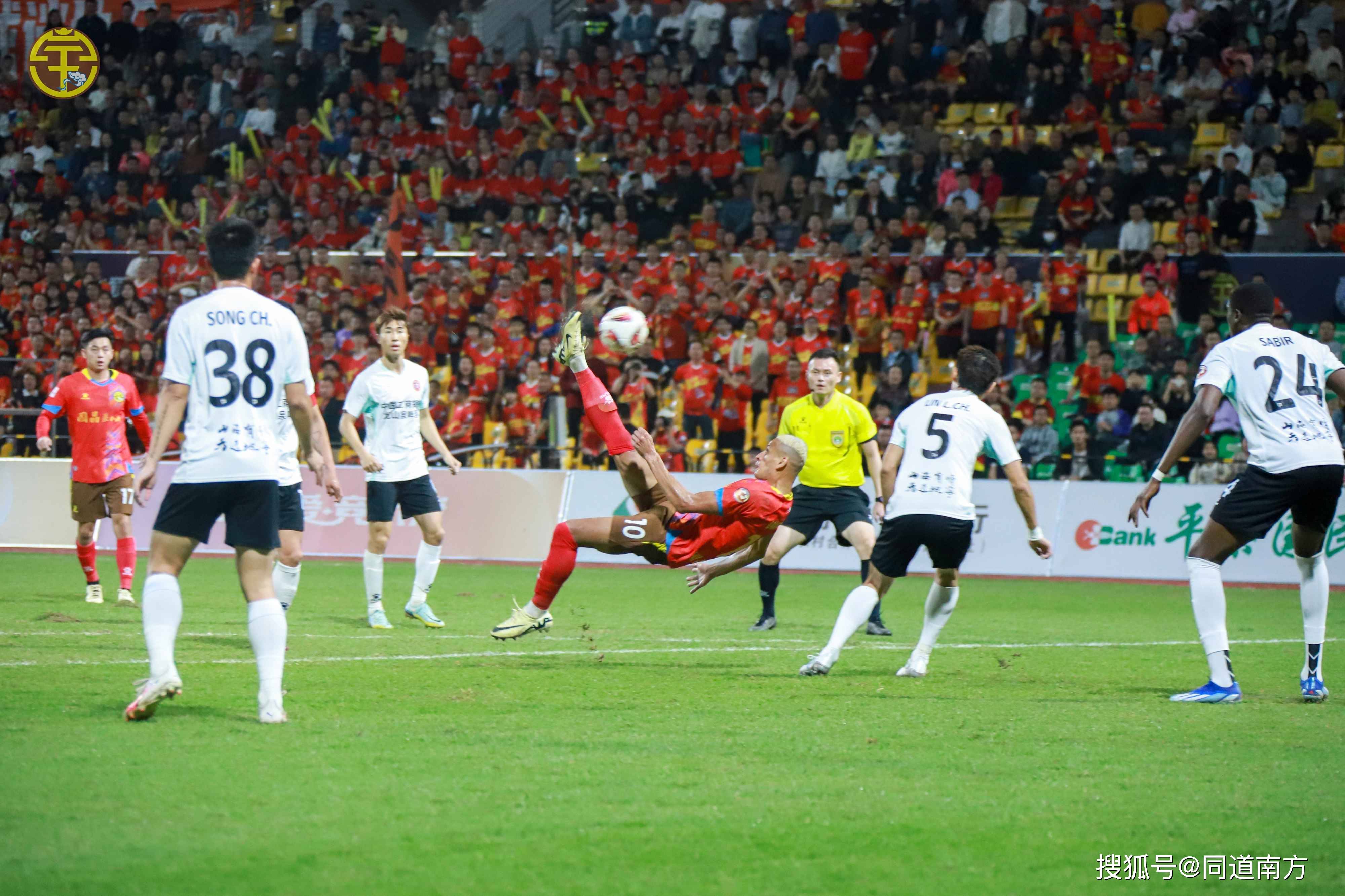 九游网页版-包含足球比赛激情四射，观众热情高涨欢呼不断的词条