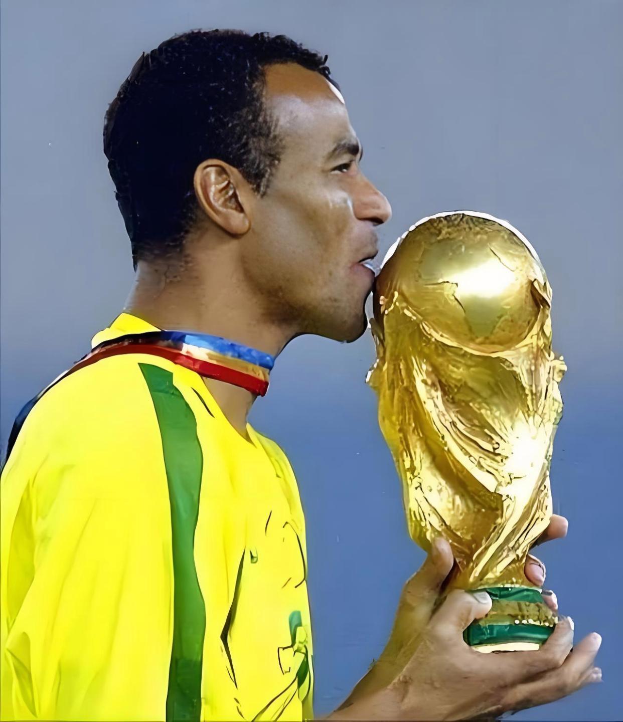 巴西足球选手在国际比赛中表现出色获得好评